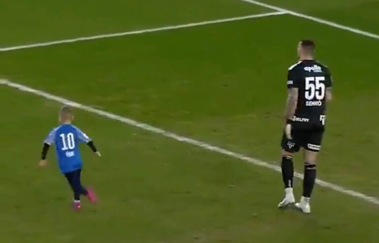 Ungheria: portiere impedisce al bambino di segnare | VIDEO mtk budapest