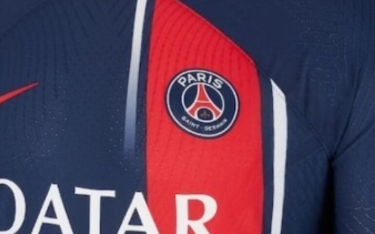 PSG maglia Home 2023-2024 zoom stemma