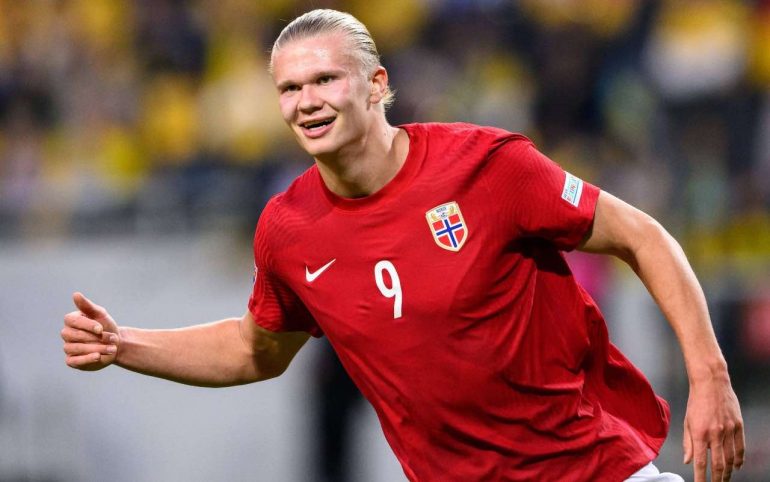 Haaland esulta dopo la tripletta