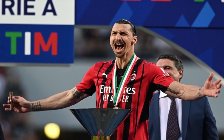 Ibrahimovic durante la festa scudetto del Milan del 2022