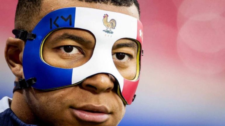 Kylian Mbappè indossa la nuova mascherina