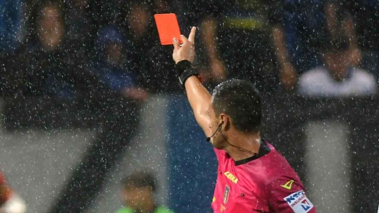 Bestemmia in campo, decisione presa: stangata del giudice arrivata poco fa | Salta "la" partita