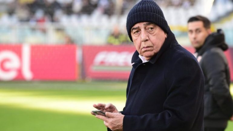 Follia in Campionato: il campo non è in regola | Il presidente ritira la squadra come Galliani