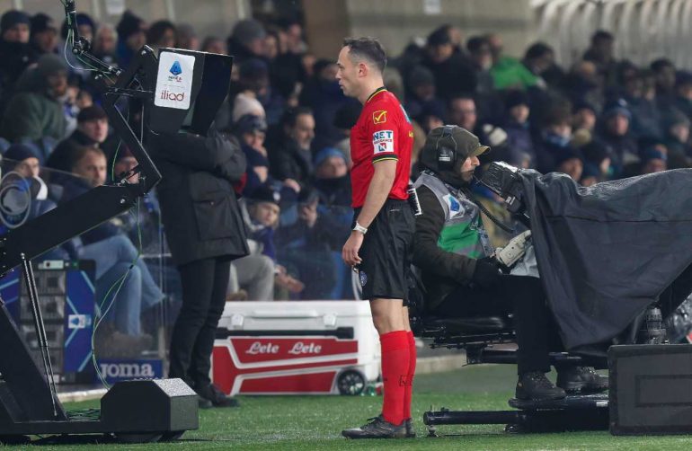 Il Var non funziona: follia in campionato | Hanno spaccato il monitor direttamente in campo