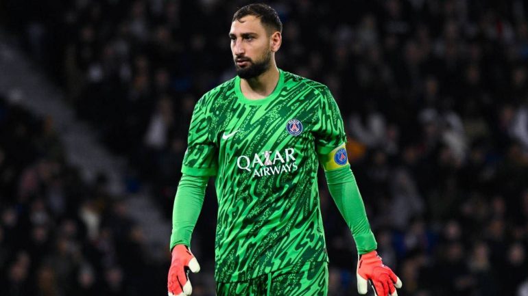 Infortunio horror, peggio di Donnarumma: il portiere si accascia in campo | Devono intervenire i medici