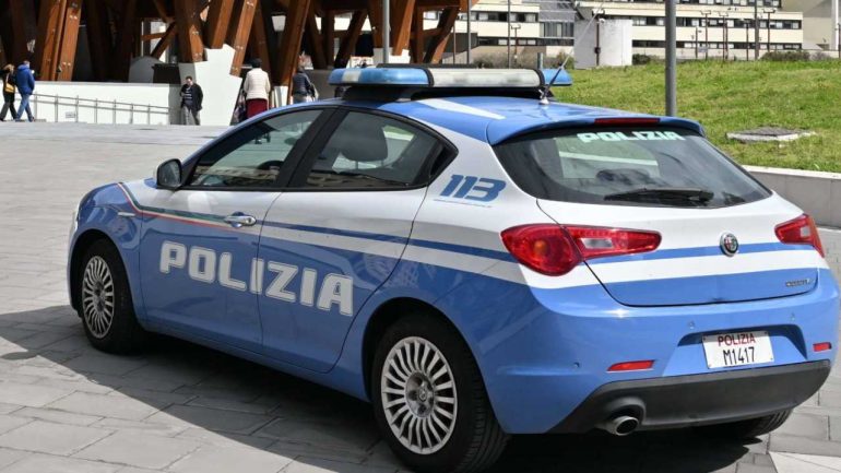 Furto in pieno centro calciatore