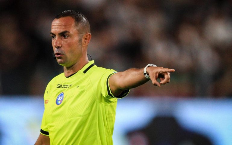 Calcio laziale nel caos: rissa tremenda in campo, l'arbitro si becca un pugno | Calciatore radiato per 5 anni