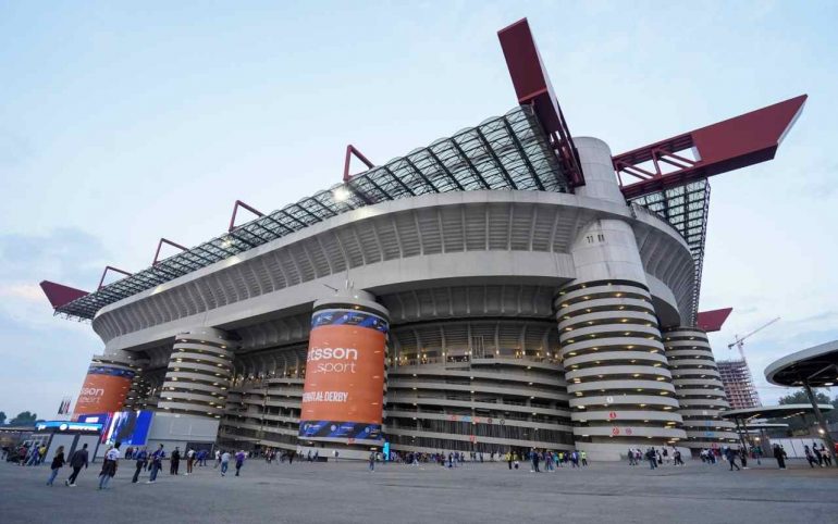 Milan, hanno pagato la clausola: l'attaccante lascia i rossoneri in estate | Volo prenotato per Barcellona