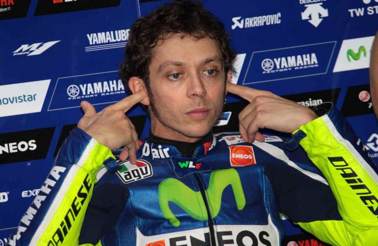 Valentino Rossi sbarca in serie A: clamoroso, foto con la nuova maglia | Annuncio UFFICIALE