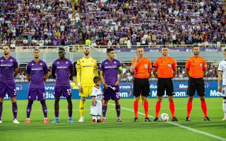 Deve intervenire la polizia: rissa folle in Conference League | E' successo fuori dallo stadio