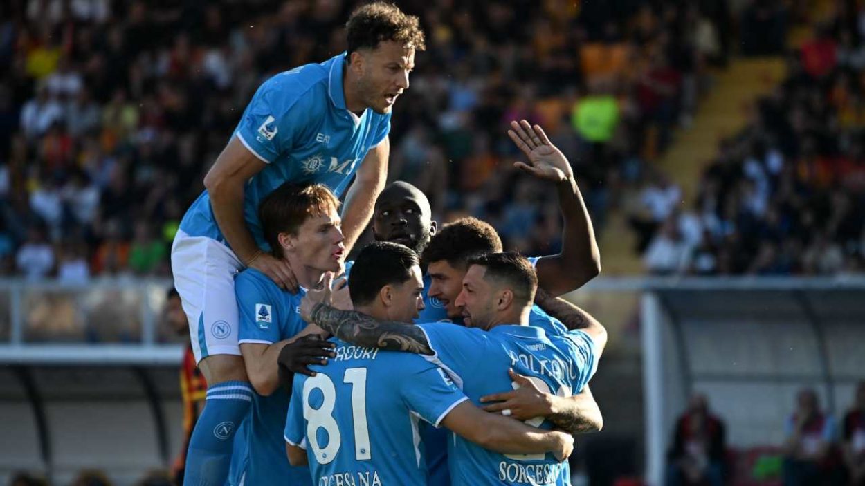 Il Napoli guarda già alla stagione 2025/2026, annunciato il ritiro estivo che sarà l’occasione anche per continuare a festeggiare lo scudetto