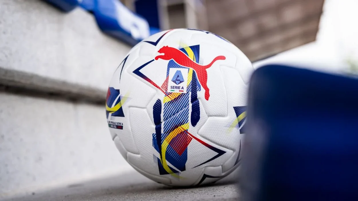 Invasione di campo in serie A: l'arbitro in campo non aveva visto niente | Un tifoso ha "rubato" il pallone