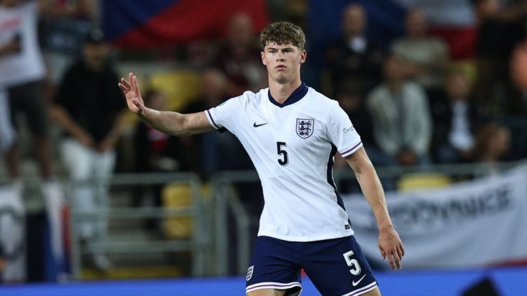 Chi è Charlie Cresswell, possibile rinforzo del Como: numeri e possibile gestione al fantacalcio