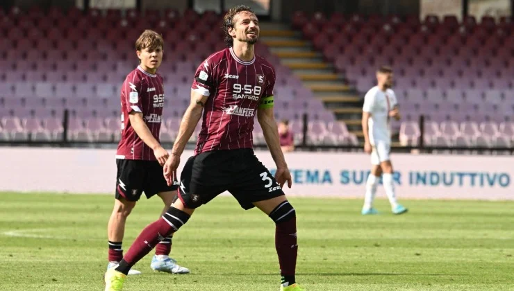 Mezza squadra è finita in ospedale: è successo in aereo | Annuncio drammatico del club granata