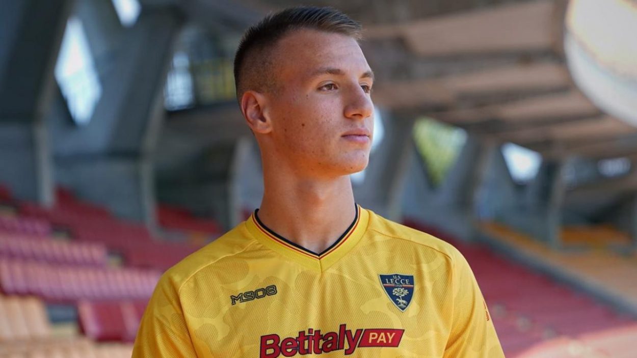 Lecce, Camarda si presenta: "Sono un numero nove, giocare in area di rigore è il mio pane quotidiano. E sull'obbiettivo di gol..."