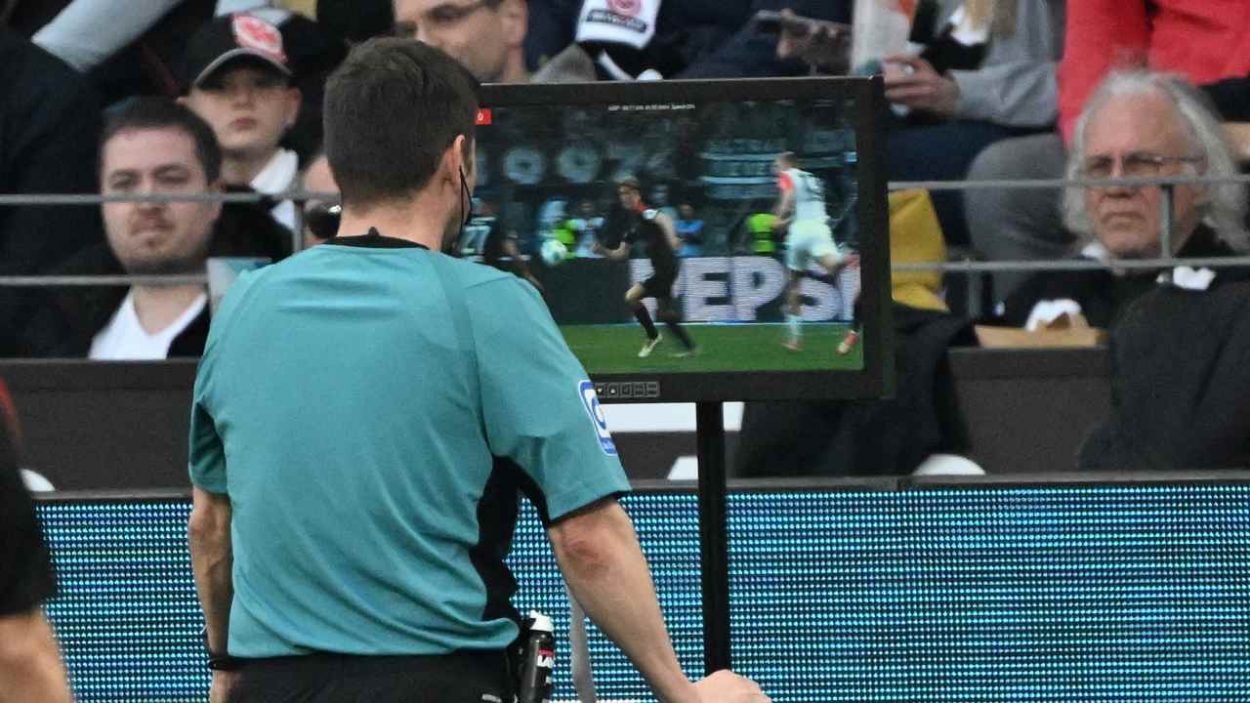 Il Var non poteva intervenire: caos alla prima giornata | In campo non se ne era accorto nessuno