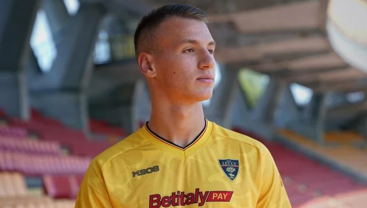 Le formazioni ufficiali del match tra Genoa e Lecce: le scelte dei due allenatori per la sfida della prima giornata di Serie A