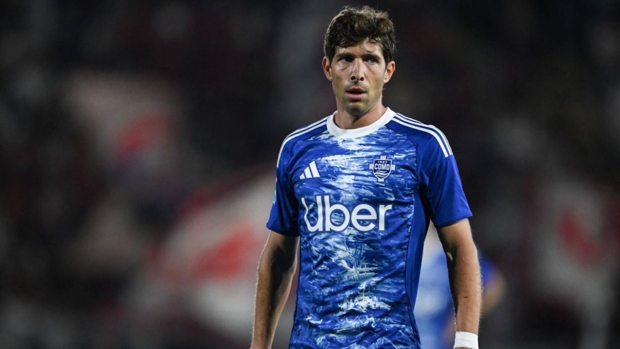 Brutte notizie per Fabregas: l'allenatore è stato costretto a sostituire Sergi Roberto per un infortunio durante la gara contro la Cremonese
