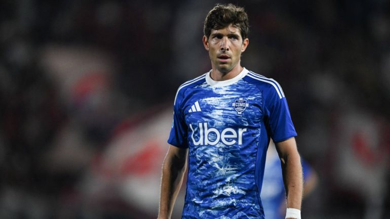 Brutte notizie per Fabregas: l'allenatore è stato costretto a sostituire Sergi Roberto per un infortunio durante la gara contro la Cremonese