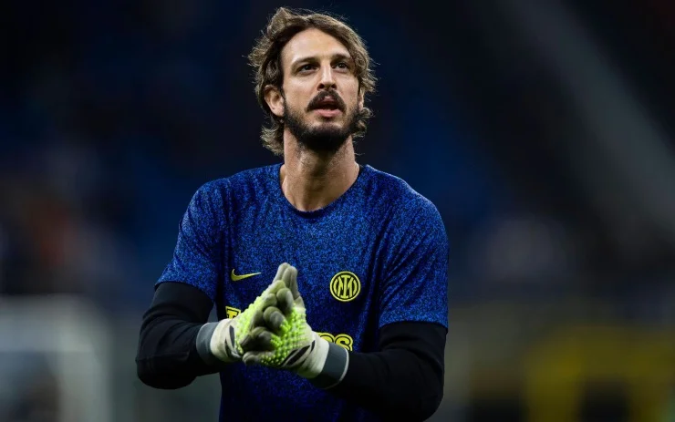 Grave infortunio in allenamento, dovrà operarsi. Chivu ha visto lo scontro in diretta, altra tegola per l'Inter