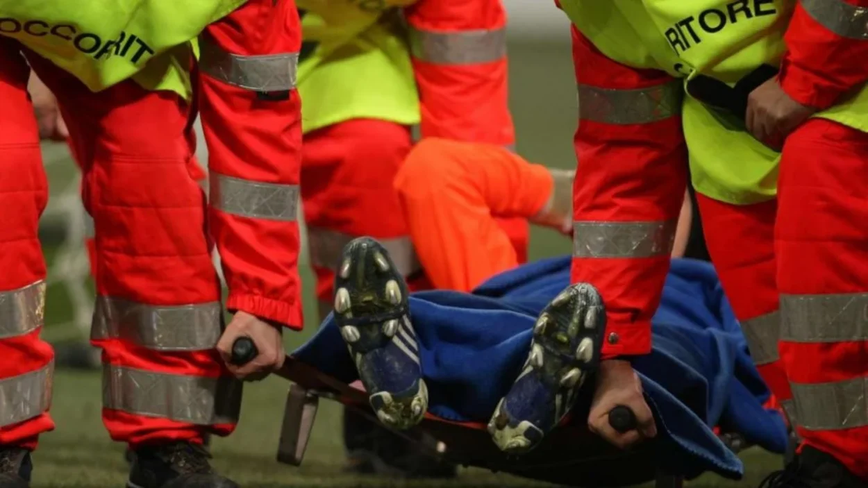 Malore in campo in Campionato: si ferma il gioco | Calciatore portato in barella in ospedale