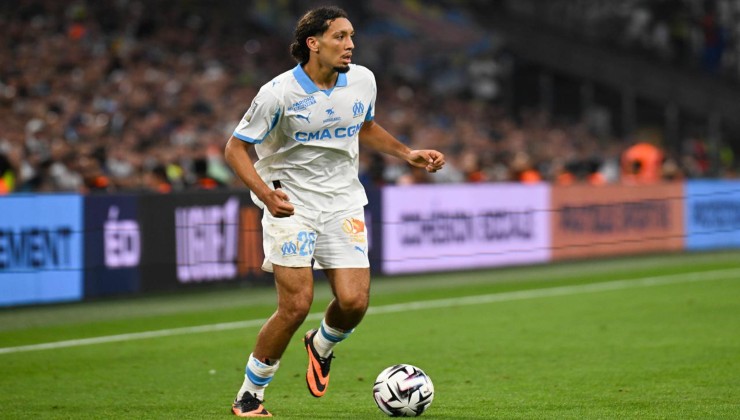 Malore in campo in Campionato: si ferma il gioco | Calciatore portato in barella in ospedale