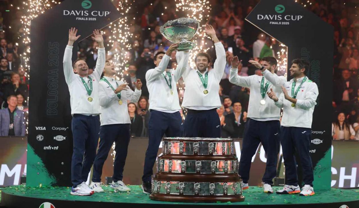 Nazionale di tennis, rotta la Coppa Davis: colpa dei festeggiamenti troppo energici | Cos'è successo e chi è il colpevole