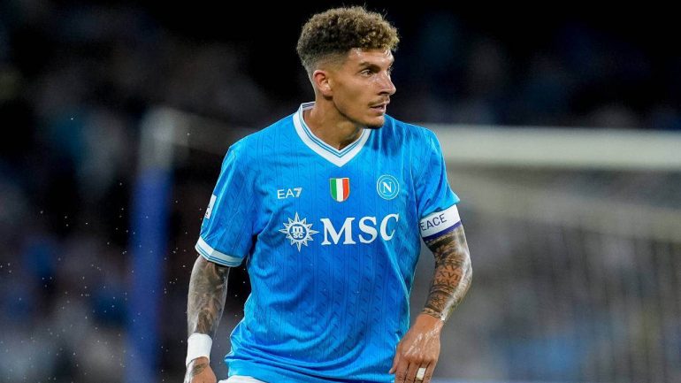 Napoli, Di Lorenzo esce in barella: le sue condizioni